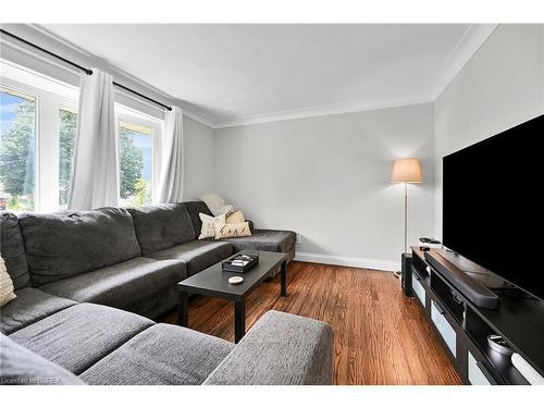 10 Pembroke Avenue, Brantford, ON - Indoor Photo Showing Living Room