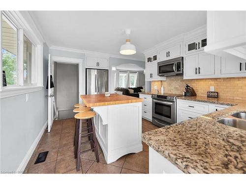 10 Pembroke Avenue, Brantford, ON - Indoor Photo Showing Kitchen With Double Sink With Upgraded Kitchen