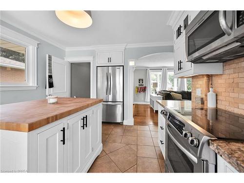 10 Pembroke Avenue, Brantford, ON - Indoor Photo Showing Kitchen