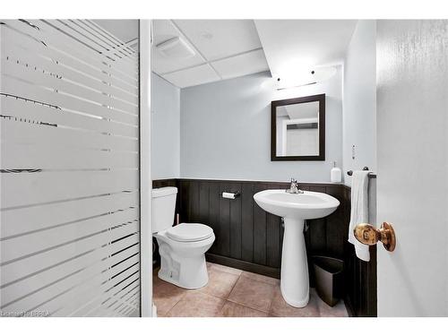 10 Pembroke Avenue, Brantford, ON - Indoor Photo Showing Bathroom