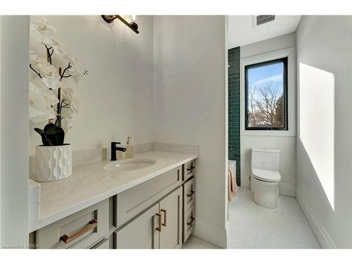 564 Mount Pleasant Road, Brantford, ON - Indoor Photo Showing Bathroom