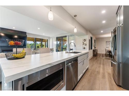 24 Westlake Boulevard, Brantford, ON - Indoor Photo Showing Kitchen With Upgraded Kitchen