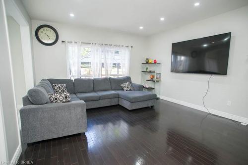 114 Thomas Avenue, Brantford, ON - Indoor Photo Showing Living Room