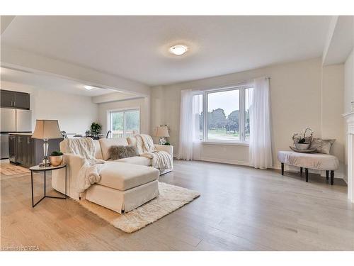 7 Ford Street, Paris, ON - Indoor Photo Showing Living Room