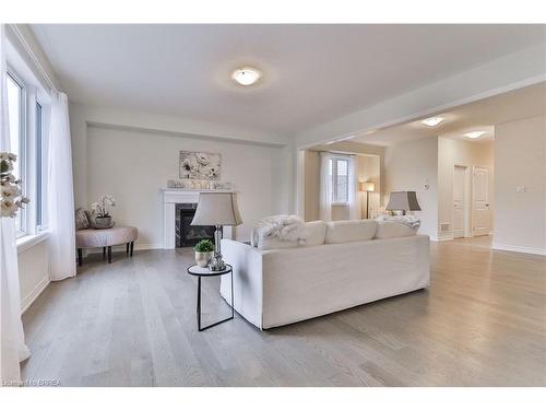 7 Ford Street, Paris, ON - Indoor Photo Showing Living Room