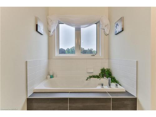 7 Ford Street, Paris, ON - Indoor Photo Showing Bathroom