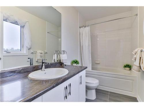 7 Ford Street, Paris, ON - Indoor Photo Showing Bathroom