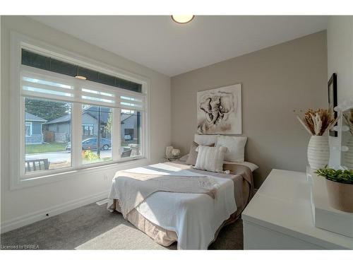 11-68 Cedar Street, Paris, ON - Indoor Photo Showing Bedroom