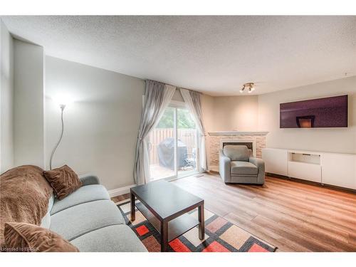 11-139 Stanley Street, Brantford, ON - Indoor Photo Showing Living Room