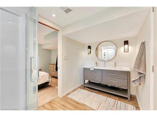 21 Franklin Street, Brantford, ON - Indoor Photo Showing Bathroom