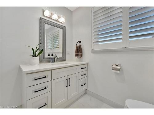 21 Franklin Street, Brantford, ON - Indoor Photo Showing Bathroom