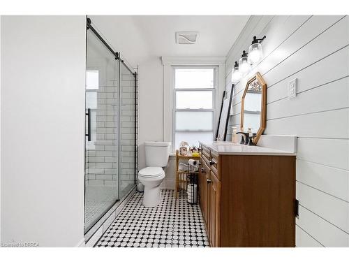 40 Egerton Street, Brantford, ON - Indoor Photo Showing Bathroom