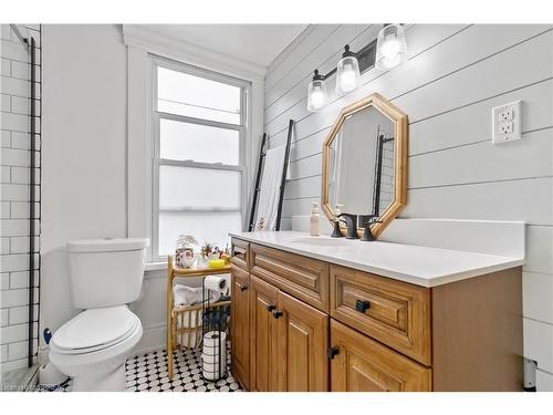 40 Egerton Street, Brantford, ON - Indoor Photo Showing Bathroom