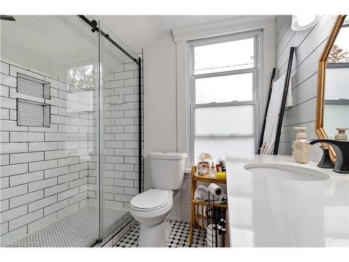 40 Egerton Street, Brantford, ON - Indoor Photo Showing Bathroom