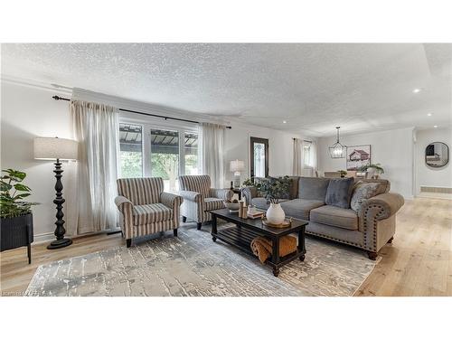 237 Memorial Drive, Brantford, ON - Indoor Photo Showing Living Room