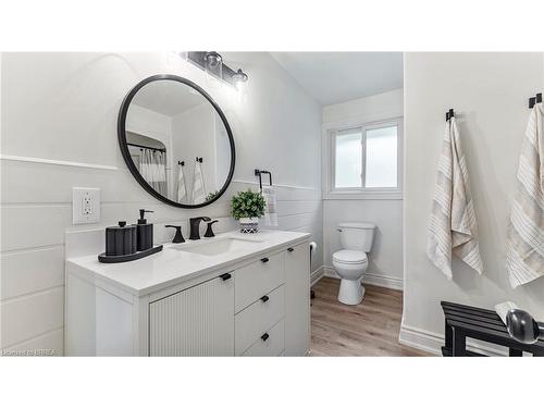 237 Memorial Drive, Brantford, ON - Indoor Photo Showing Bathroom