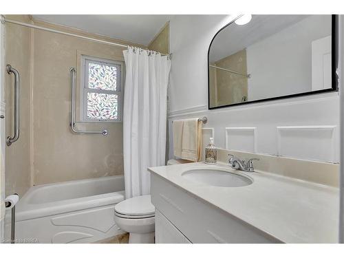 31 Hillier Crescent, Brantford, ON - Indoor Photo Showing Bathroom