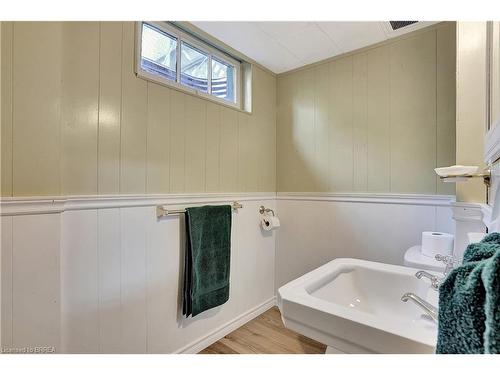 31 Hillier Crescent, Brantford, ON - Indoor Photo Showing Bathroom