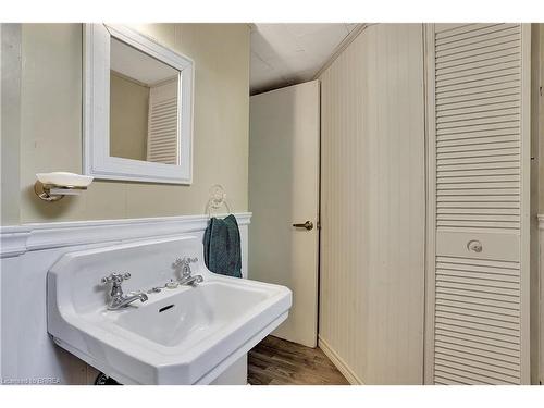 31 Hillier Crescent, Brantford, ON - Indoor Photo Showing Bathroom