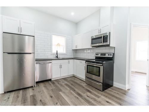 11 Washington Street, Brantford, ON - Indoor Photo Showing Kitchen With Upgraded Kitchen