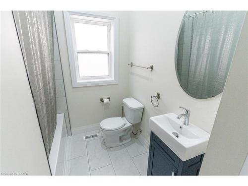 11 Washington Street, Brantford, ON - Indoor Photo Showing Bathroom