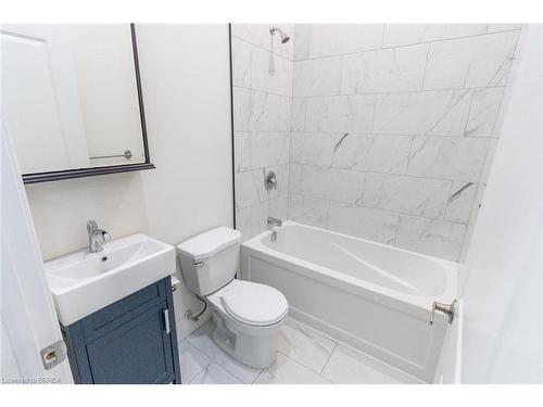 11 Washington Street, Brantford, ON - Indoor Photo Showing Bathroom