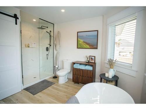 54 Blackfriar Lane, Brantford, ON - Indoor Photo Showing Bathroom