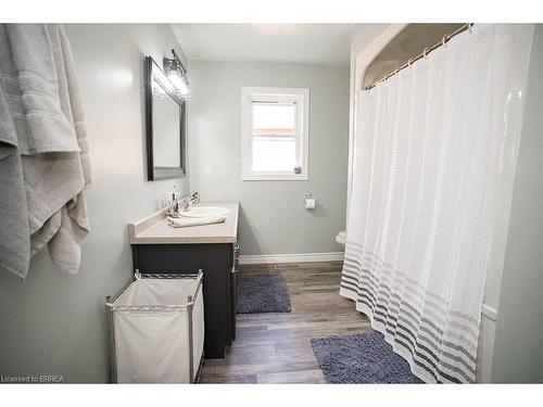 54 Blackfriar Lane, Brantford, ON - Indoor Photo Showing Bathroom