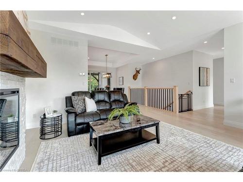 16 St Ladislaus Street, Courtland, ON - Indoor Photo Showing Living Room