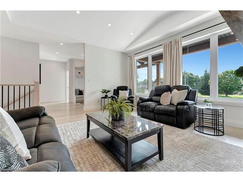 16 St Ladislaus Street, Courtland, ON - Indoor Photo Showing Living Room