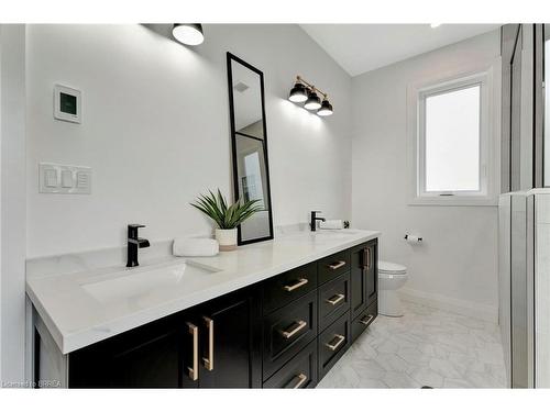 16 St Ladislaus Street, Courtland, ON - Indoor Photo Showing Bathroom