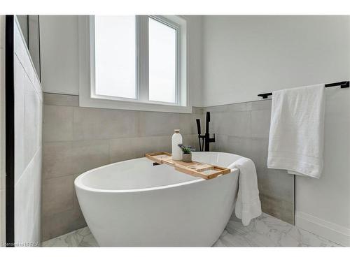 16 St Ladislaus Street, Courtland, ON - Indoor Photo Showing Bathroom