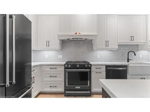 39 Gibbons Street, Waterford, ON - Indoor Photo Showing Kitchen With Upgraded Kitchen