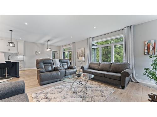 39 Gibbons Street, Waterford, ON - Indoor Photo Showing Living Room