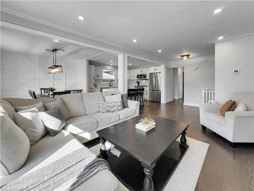 29 Ashgrove Avenue, Brantford, ON - Indoor Photo Showing Living Room