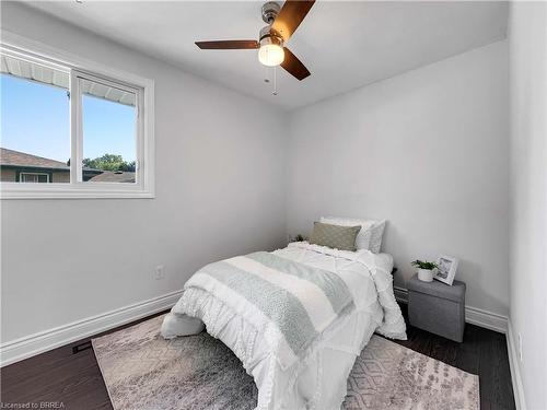 29 Ashgrove Avenue, Brantford, ON - Indoor Photo Showing Bedroom