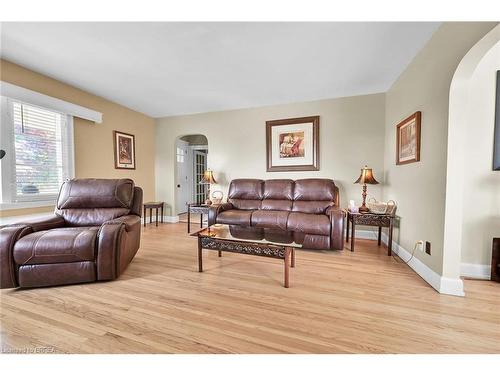 134 Queensway Drive, Brantford, ON - Indoor Photo Showing Living Room