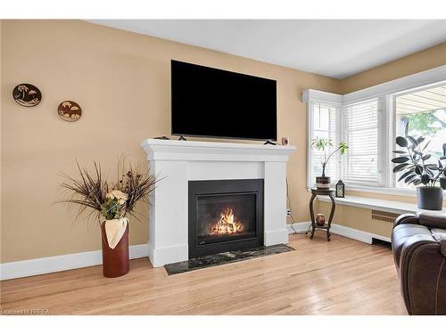 134 Queensway Drive, Brantford, ON - Indoor Photo Showing Living Room With Fireplace