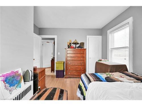 134 Queensway Drive, Brantford, ON - Indoor Photo Showing Bedroom