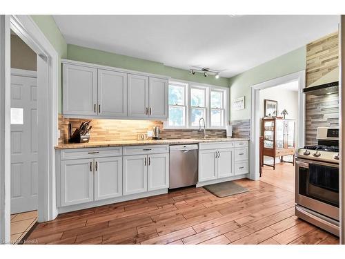 134 Queensway Drive, Brantford, ON - Indoor Photo Showing Kitchen