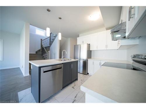 52 Bradley Avenue, Welland, ON - Indoor Photo Showing Kitchen