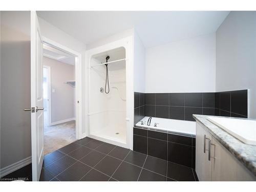 52 Bradley Avenue, Welland, ON - Indoor Photo Showing Bathroom