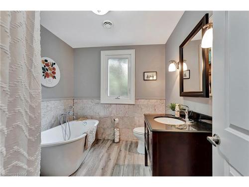 8 Wesley Avenue, Brantford, ON - Indoor Photo Showing Bathroom