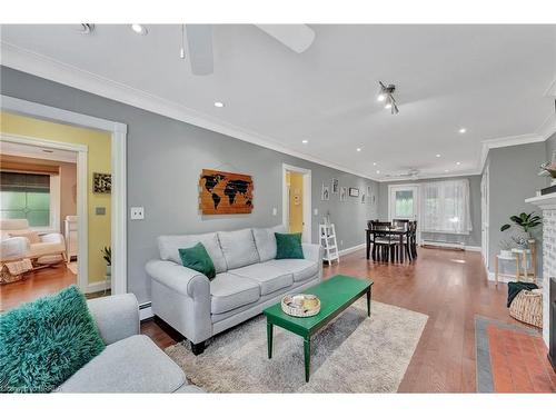 8 Wesley Avenue, Brantford, ON - Indoor Photo Showing Living Room