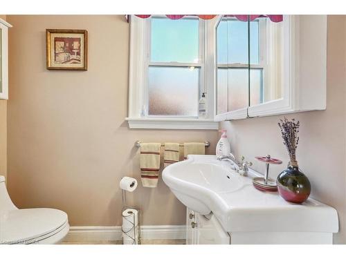 949 Dunsmure Road, Hamilton, ON - Indoor Photo Showing Bathroom