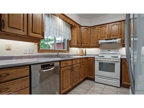 23-570 West Street, Brantford, ON - Indoor Photo Showing Kitchen With Double Sink