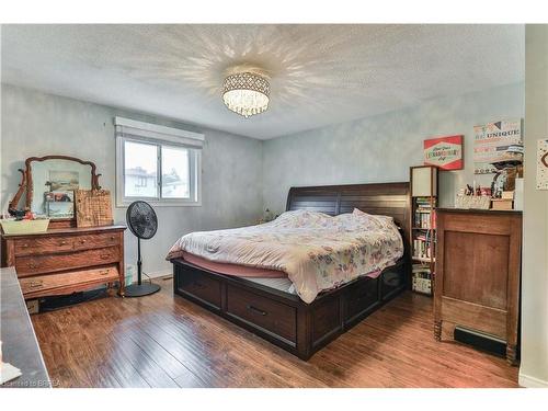 667 Champlain Boulevard, Cambridge, ON - Indoor Photo Showing Bedroom