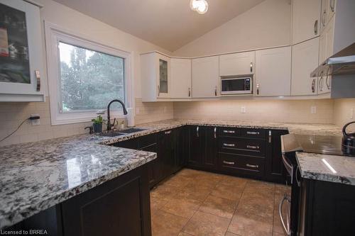 52 Beckett Drive, Brantford, ON - Indoor Photo Showing Kitchen With Double Sink With Upgraded Kitchen