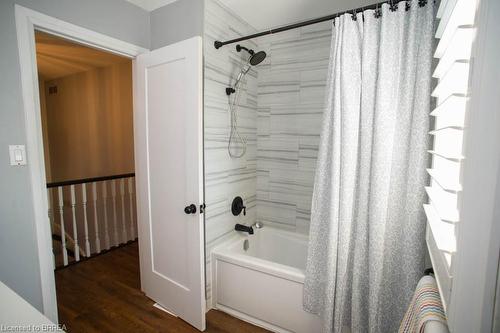 52 Beckett Drive, Brantford, ON - Indoor Photo Showing Bathroom