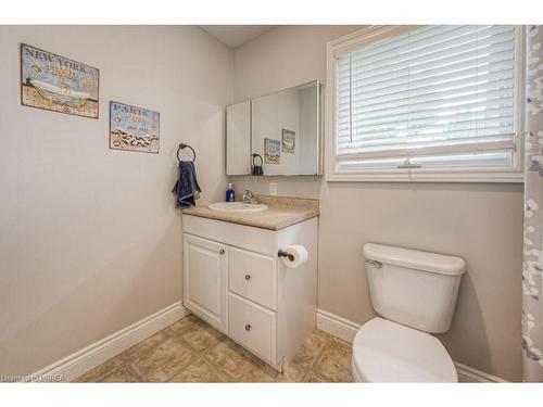 12 Elgin Street, Brantford, ON - Indoor Photo Showing Bathroom